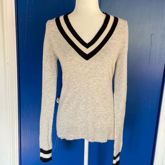 Margaret O'Leary V Neck Varsity Stripe Cashmere Sweater Grey Blue Size Medium - Picture 3 of 14